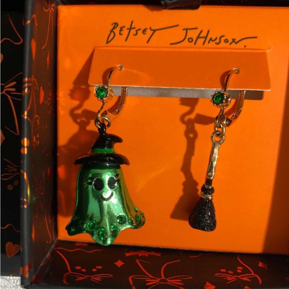 BETSEY JOHNSON Halloween Mismatched Green Ghost Witch & Broom Earrings NEW NWT - Picture 3 of 12